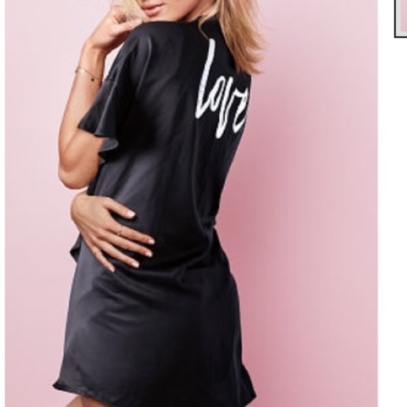 PINK Victoria's Secret Other - 🌺NWT VICTORIA SECRET SATIN KIMONO ROBE🌺